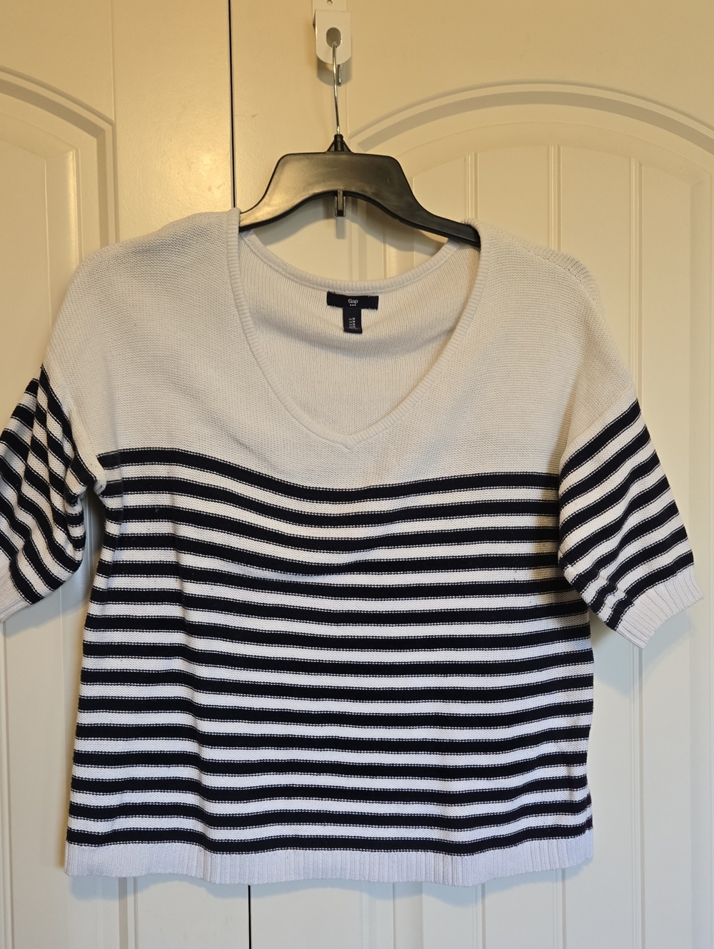GAP White and Navy Striped V‑Neck Short Sleeve Sweater